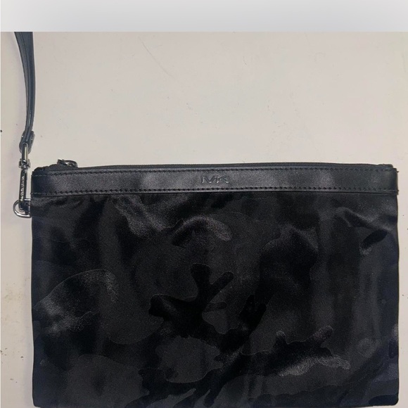 Michael Kors Black Camo Travel Pouch ✨🖤 - Picture 1 of 7